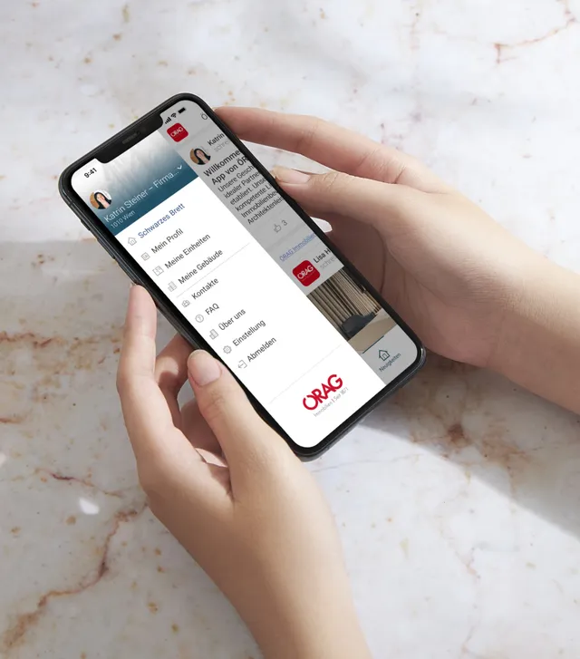 Hand hält ein Smartphone mit geöffneter ÖRAG App